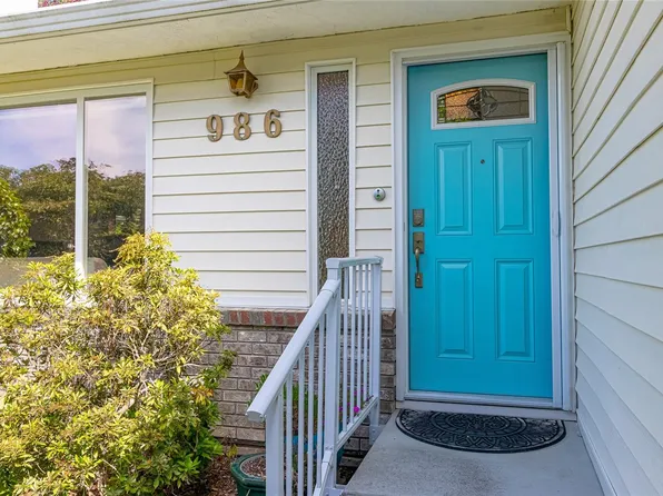986 Lucas Ave, Saanich, BC V8X 4H5