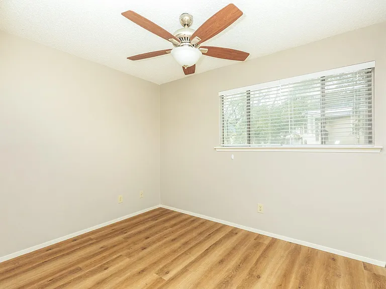 7128 N Holiday Dr — Photo 21
