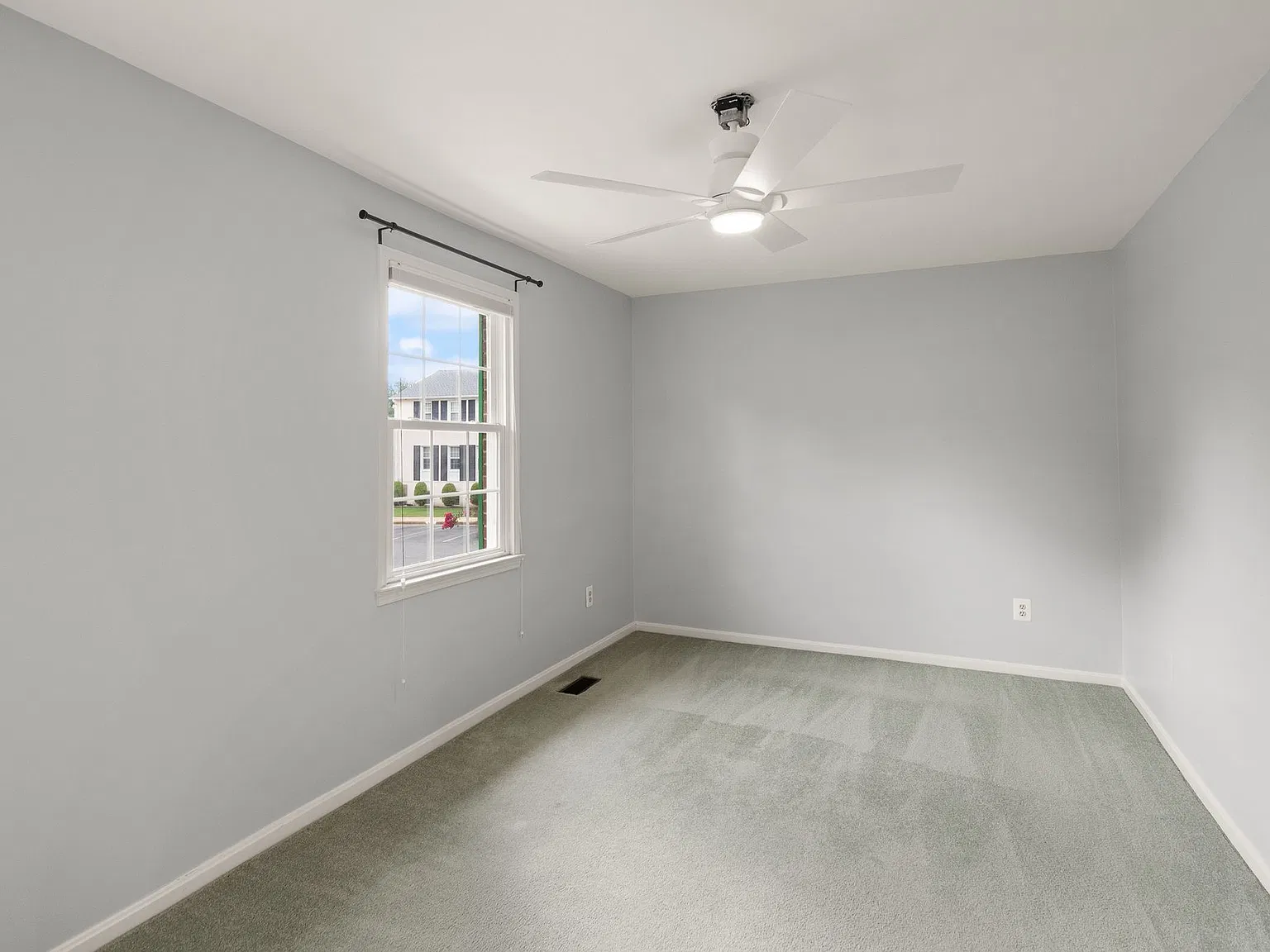 3 bed, 1.5 bath, 1218 sqft, $2,600 — Photo 2