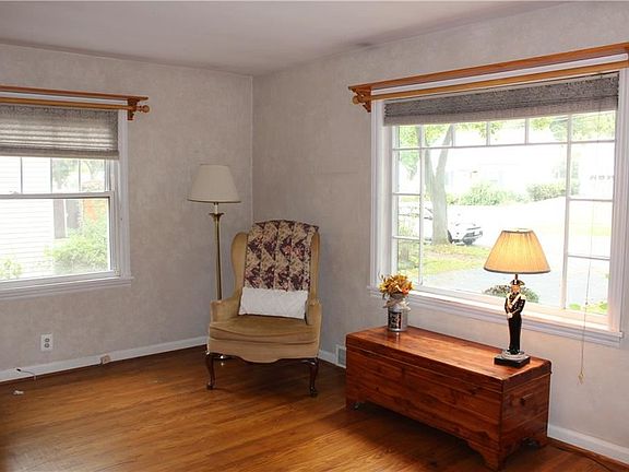 4th image of 28 Briggs Ave