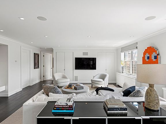 3rd image of 350 Bleecker St APT 6A