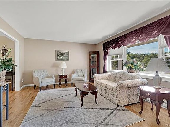 3rd image of 6 Knoll Ct