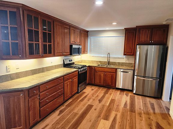 4th image of 23909 Kittridge St