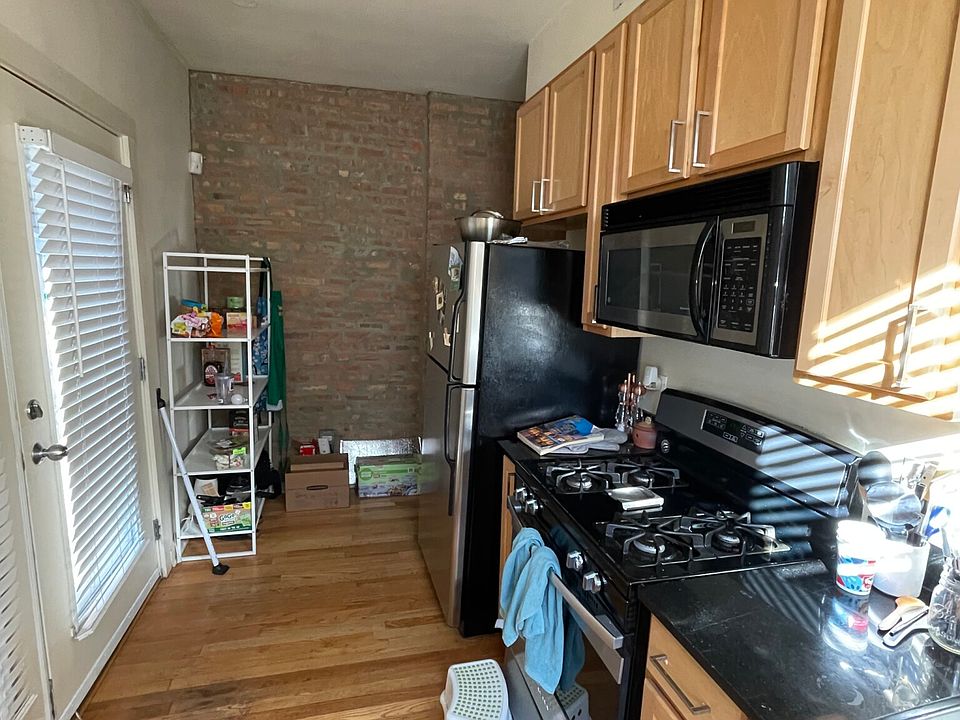 1st image of 905 W Cornelia Ave APT 1W