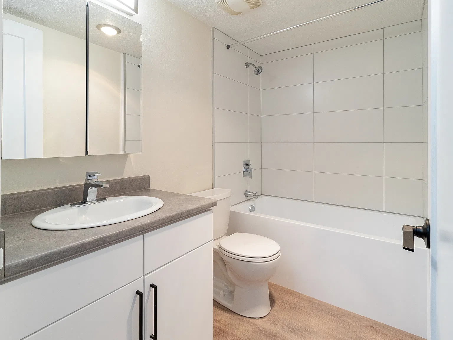 Tiffany Gardens Apartments — Photo 4