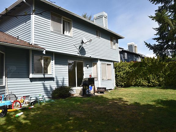 3rd image of 923 224th Ct NE