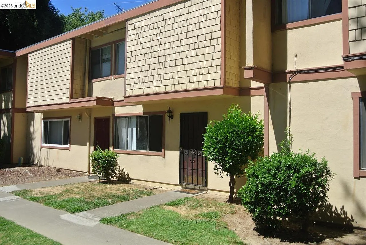 3 bed, 1052 sqft, $2,295 — Photo 1