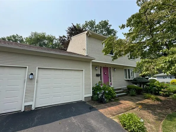 66 Foxglove Dr, Cranston, RI 02920