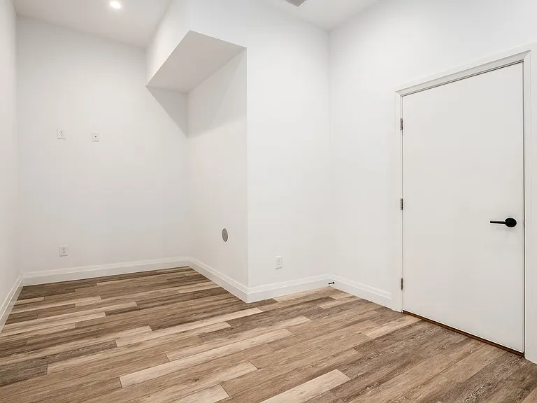 190 College Aly — Photo 20