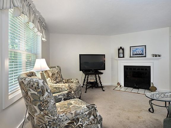 2nd image of 8 Southpoint Dr Unit 8B