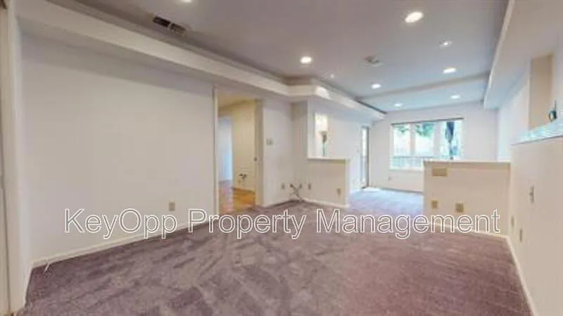 3 bed, 3.0 bath, 2000 sqft, $7,995 — Photo 3
