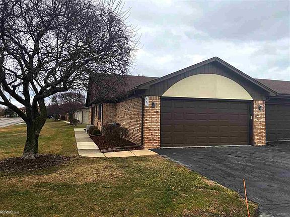 3rd image of 662 Country Club Dr