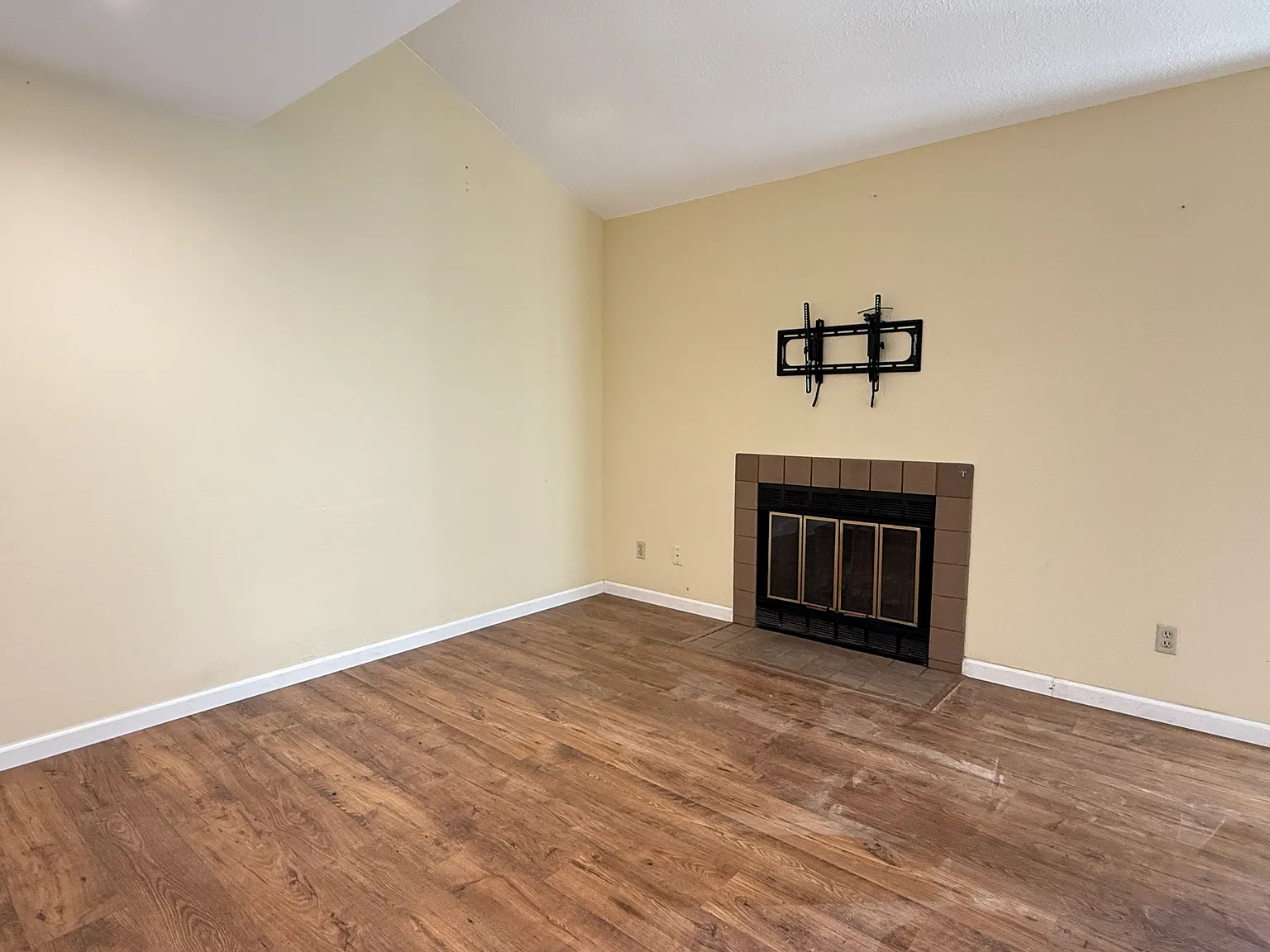 3 bed, 2.5 bath, 1354 sqft, $4,495 — Photo 4