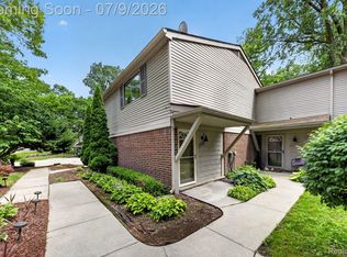 27165 Farmbrook Villa Dr, Southfield, MI 48034