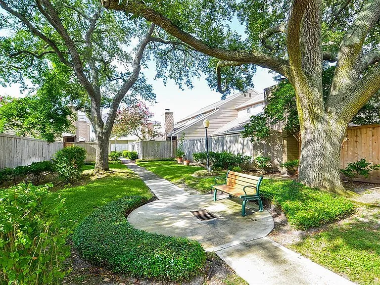 13859 Hollowgreen Dr — Photo 34