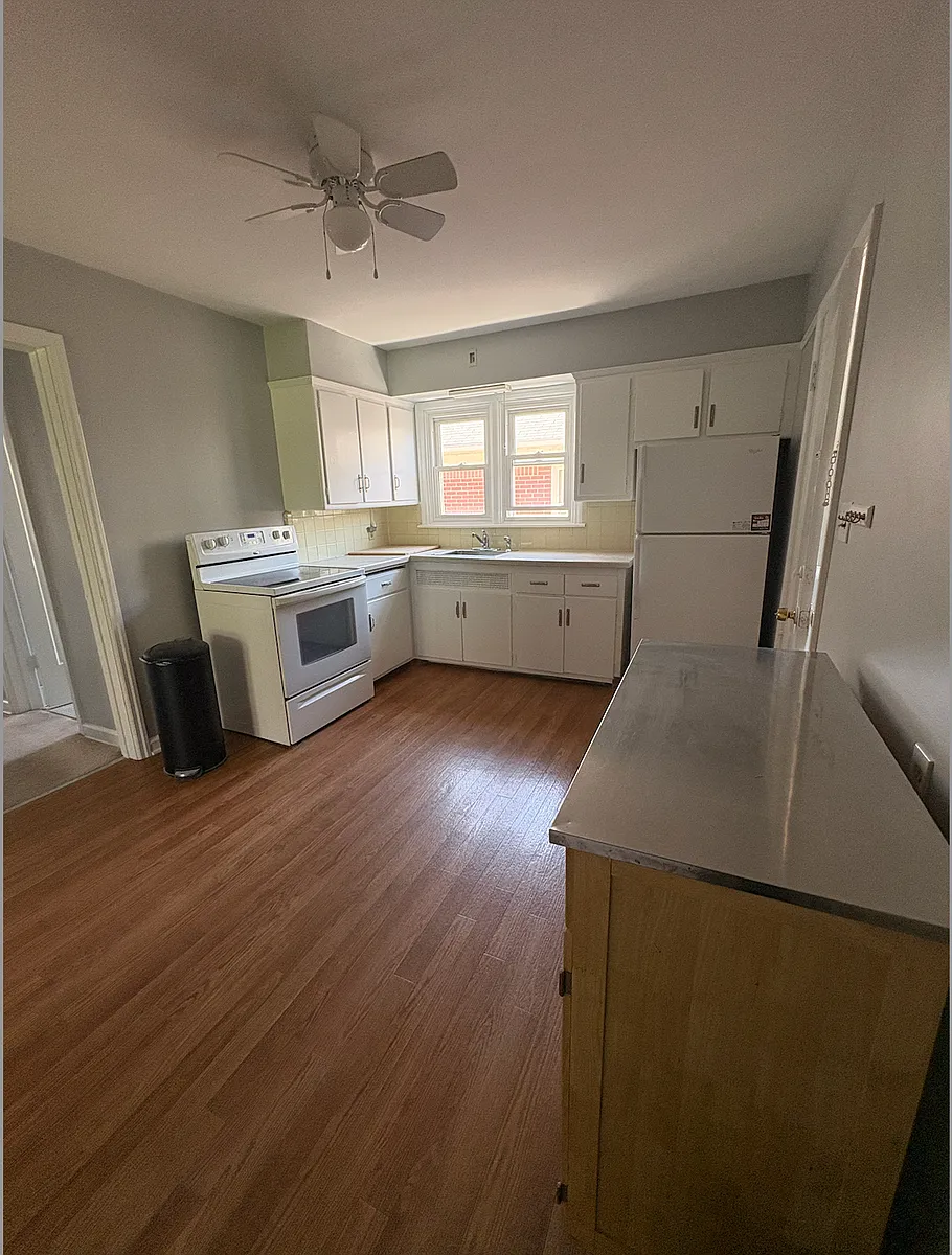 Large eat in kitchen - 4180 N Bartlett Ave #4180