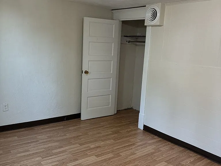 521 Locust Ave — Photo 6