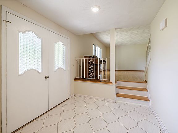 3rd image of 15 Ascot Dr
