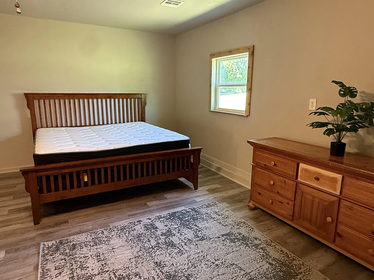 4 bed, 2.0 bath, 1494 sqft, $806 — Photo 2