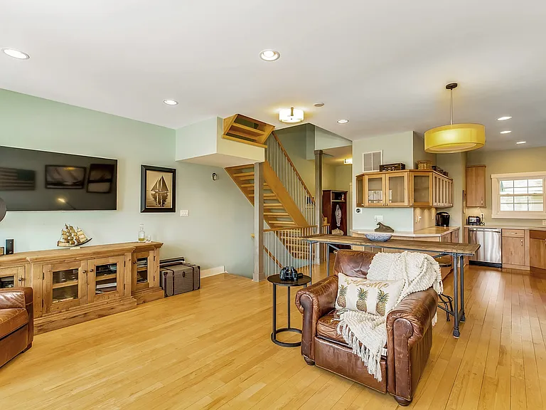 8 Canoe Place Ldg — Photo 6