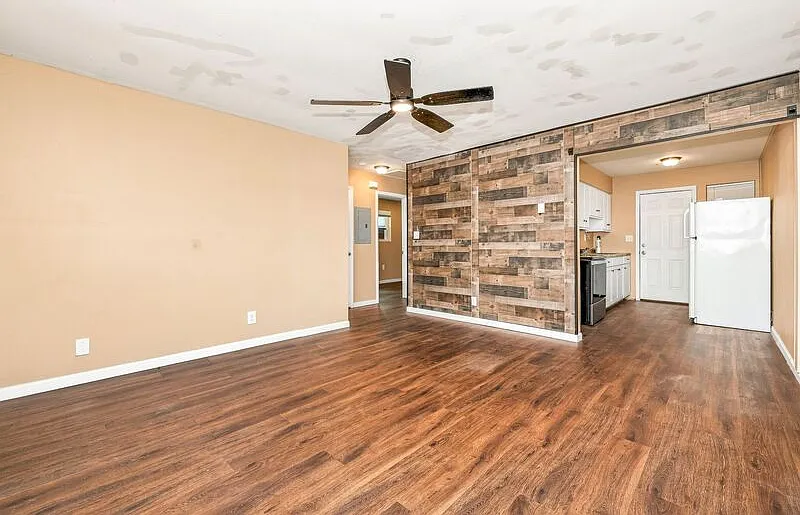 2 bed, 1.0 bath, $895 — Photo 4
