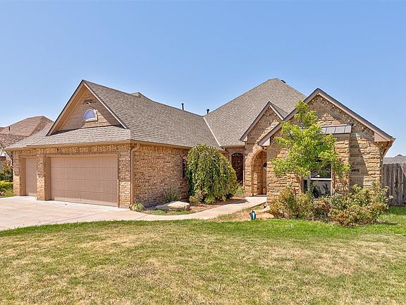 2nd image of 612 NW Brookehaven Ptwy