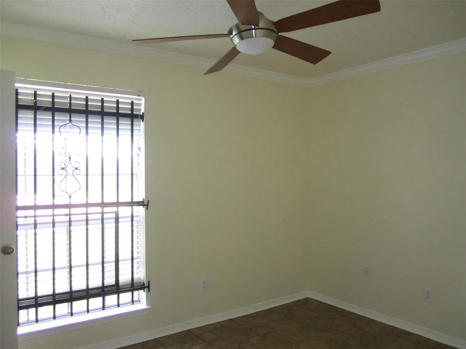 3 bed, 2.0 bath, 1391 sqft, $1,700 — Photo 3