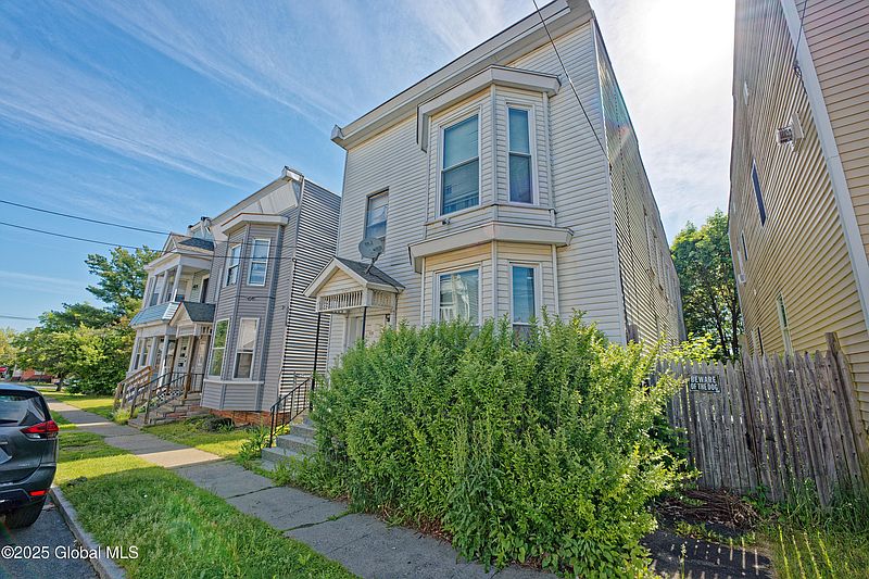 2nd image of 1526 6th Avenue