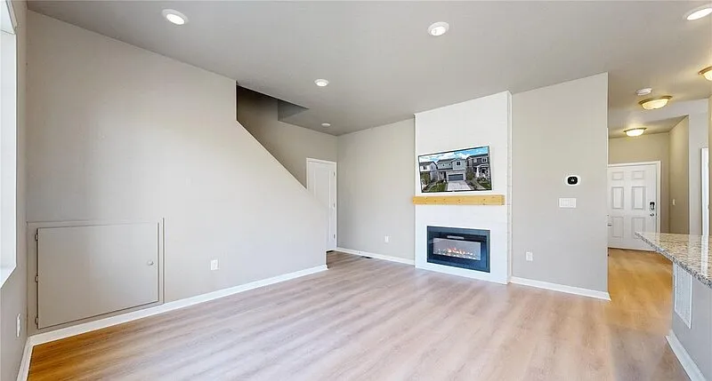 3 bed, 3.0 bath, 1560 sqft, $2,895 — Photo 3