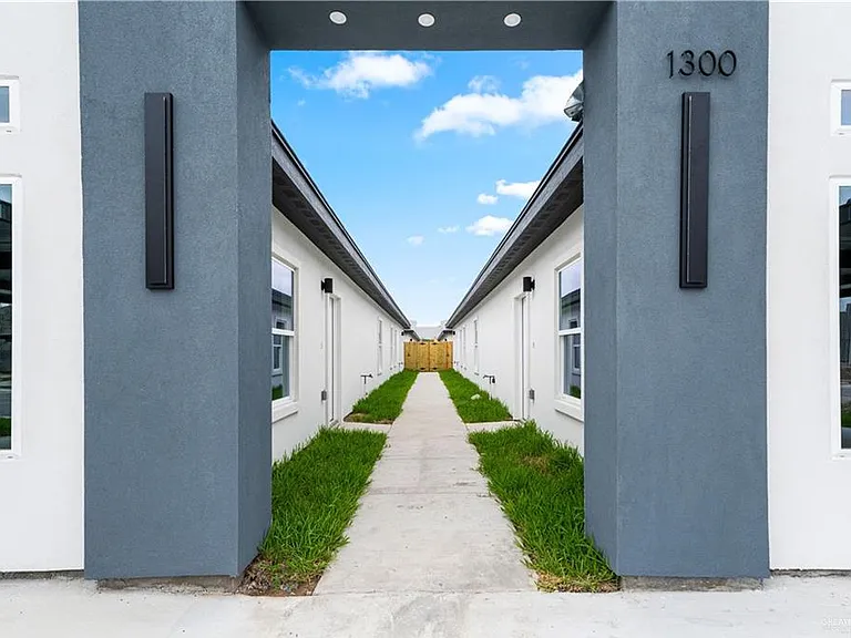 1300 Rosewood Ln #1 — Photo 2
