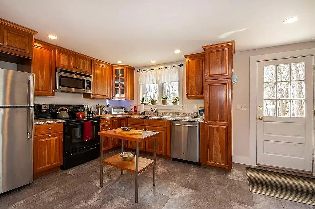 1 bed, 750 sqft, $2,400 — Photo 3