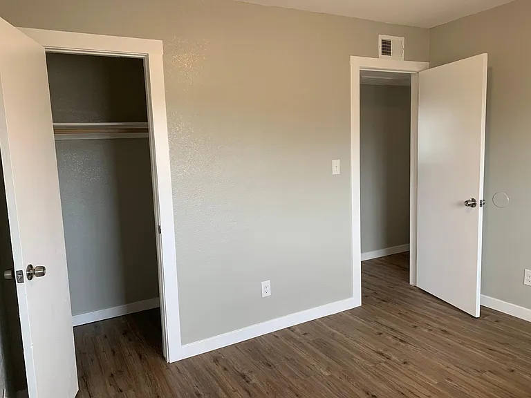 415 W 10th St #5 — Photo 9
