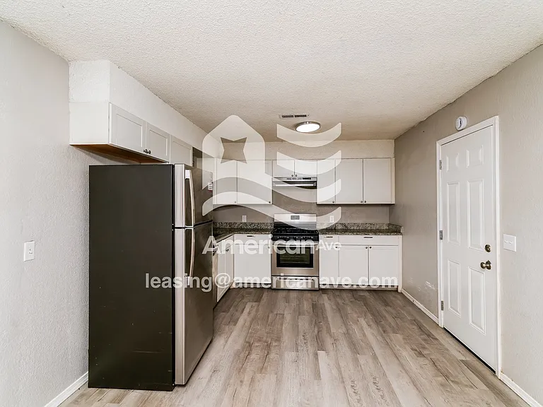 1610465_008_kitchen_7.jpg