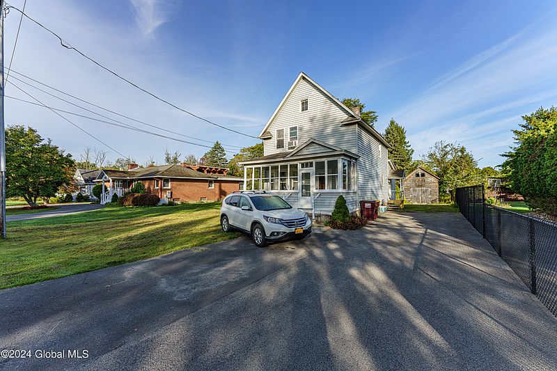 3rd image of 21 Nutwood Avenue