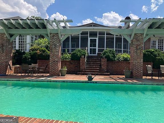 4th image of 651 Brook Cir