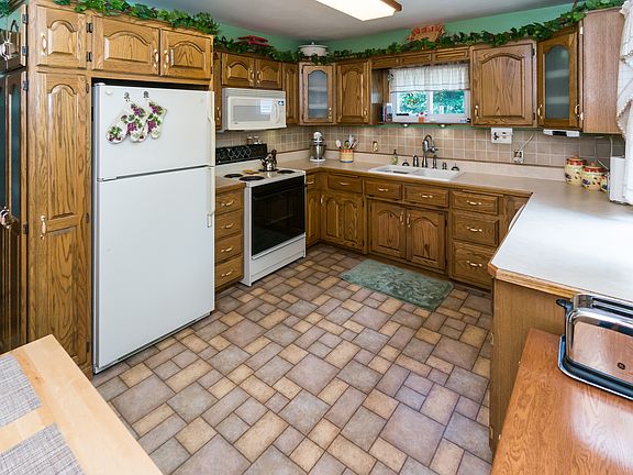 Spacious Eat In Kitchen