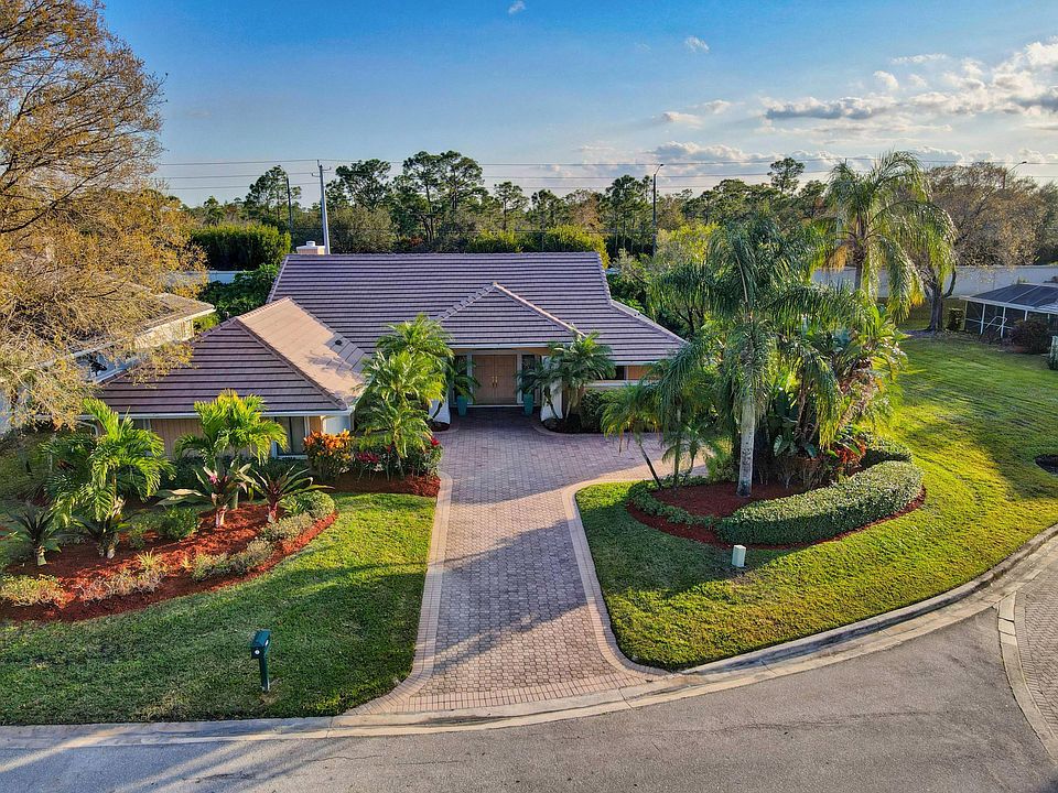 Home For Sale In Pga National