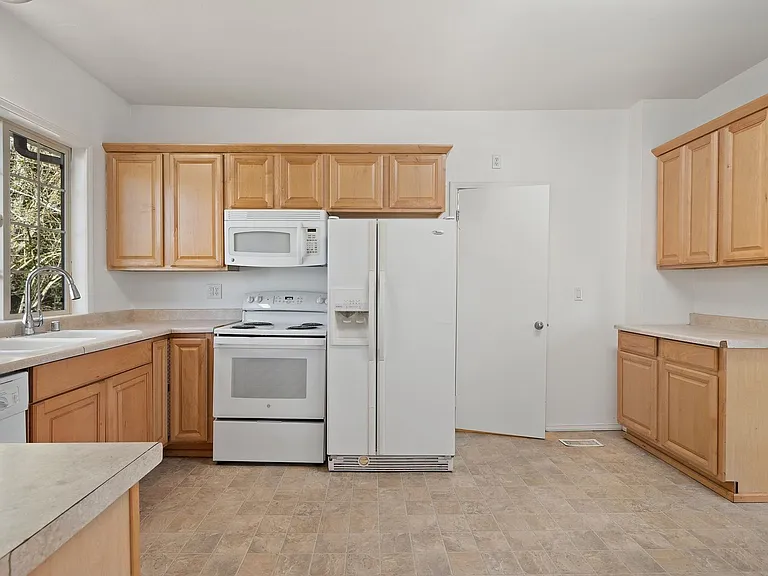 709 McKenzie Ave — Photo 9