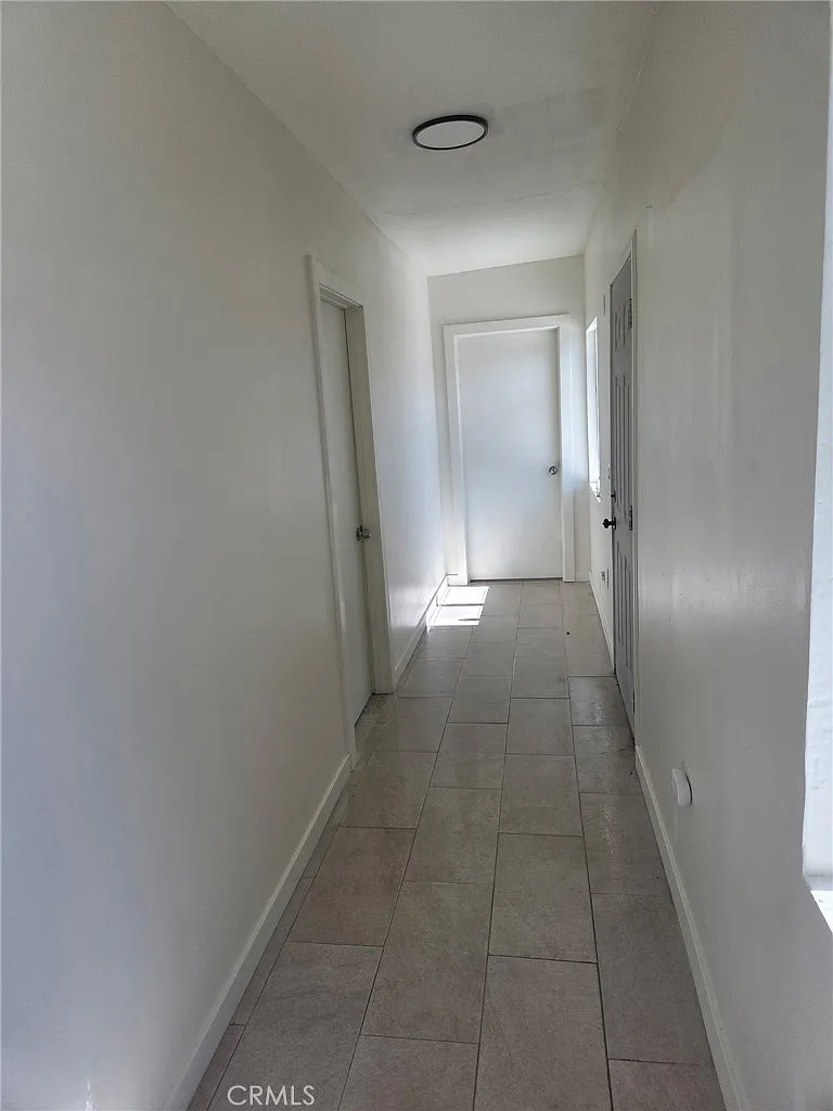 3 bed, 950 sqft, $2,050 — Photo 3
