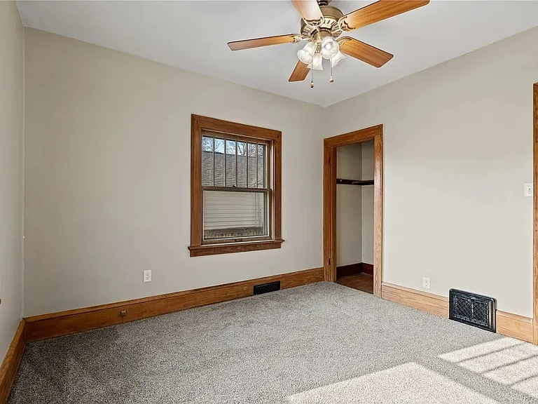 419 21st St NE — Photo 11