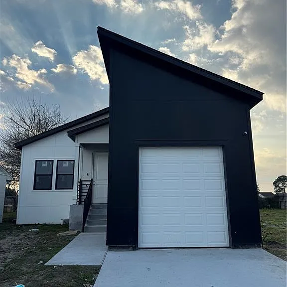7600 Avalon Way — Photo 1