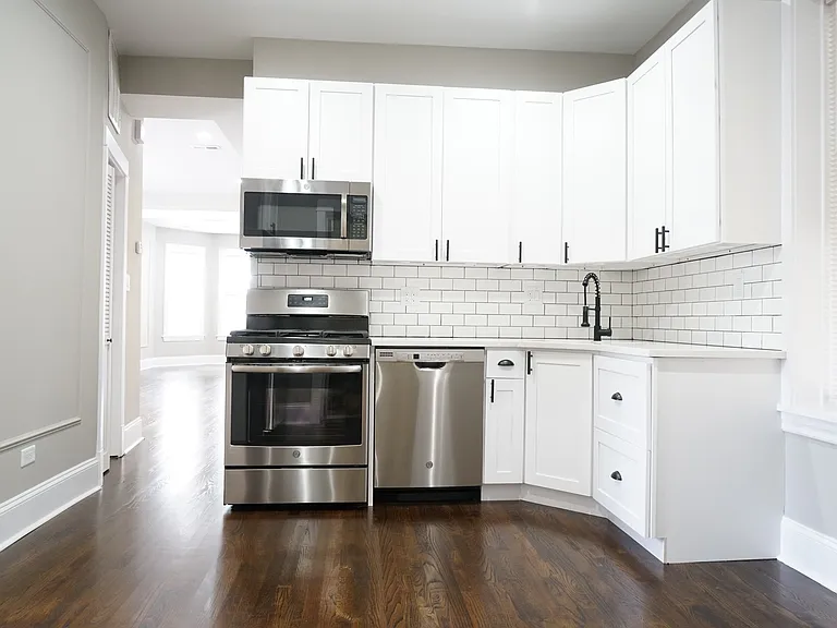 Pf-Arg, 2544 N. Avers Series — Photo 1