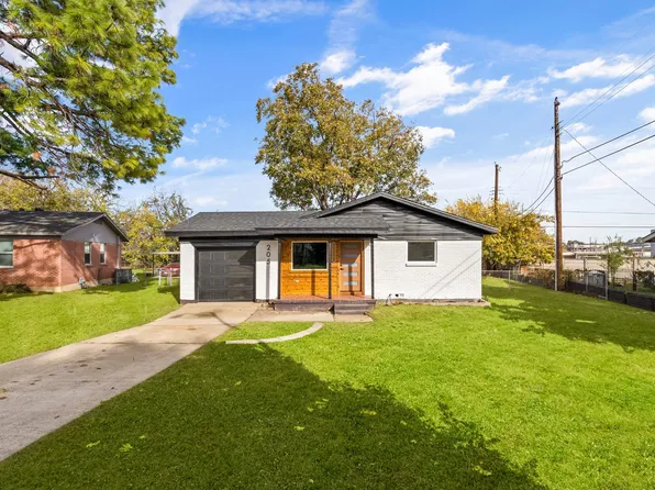 205 Skyway Dr, Euless, TX 76040