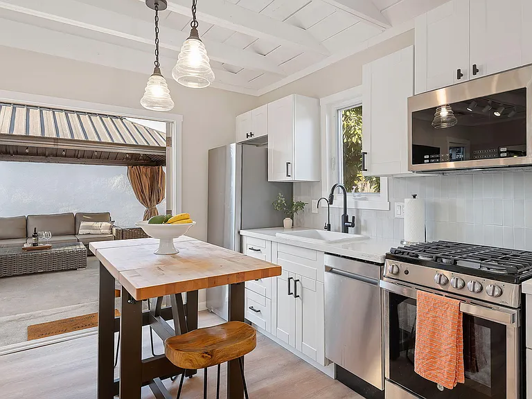 102 N Soledad St #B — Photo 10