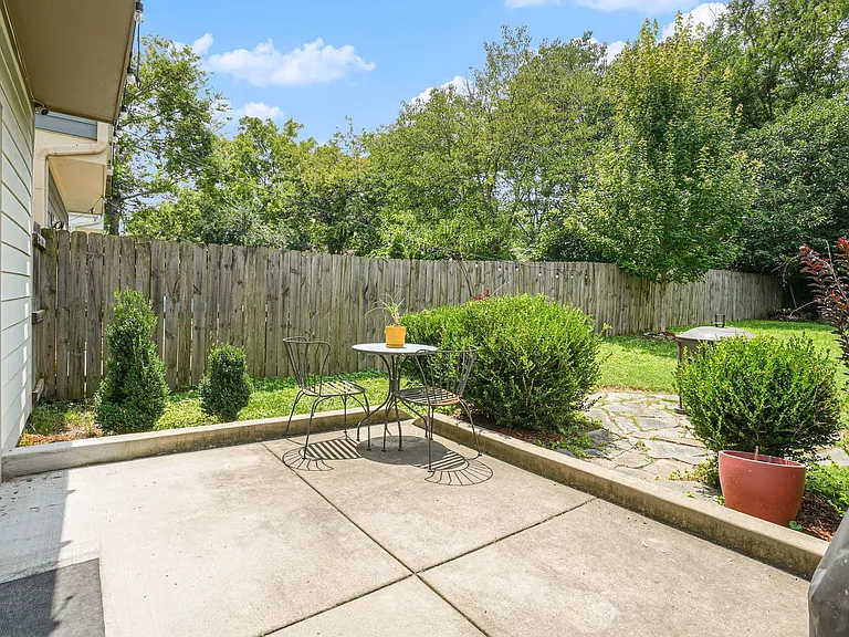 611B Waco Dr — Photo 15