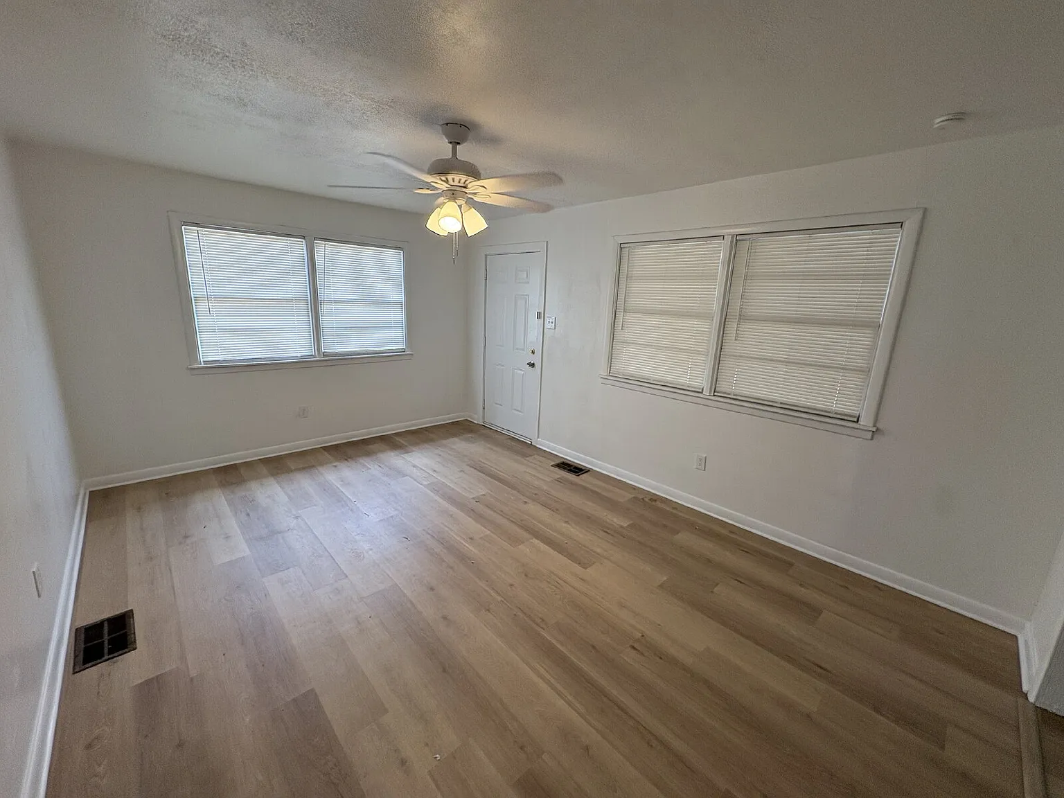 2 bed, 1.0 bath, 1034 sqft, $1,000 — Photo 3
