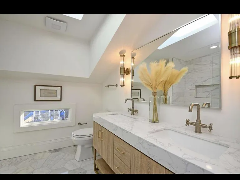 216 E 8th St #2 — Photo 18