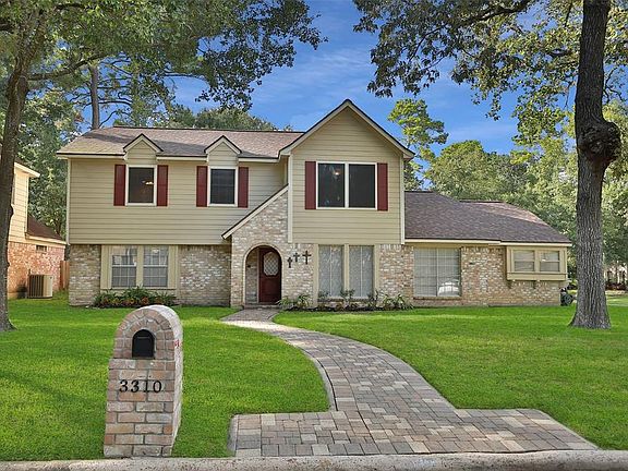 Updated sidewalk with pavers. Brick mailbox recently added to match the brick of the home.