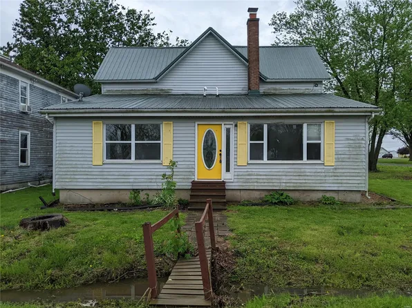 26 E 1st St, Addieville, IL 62214