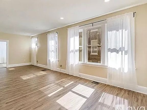 5th image of 2033 Weyer Ave #2